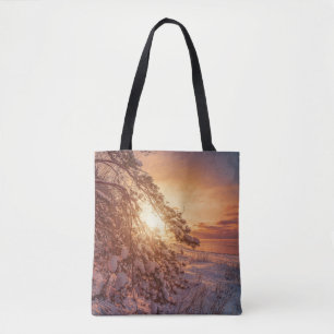 Tote Bag Coucher de soleil sur la mer et pin enneigé