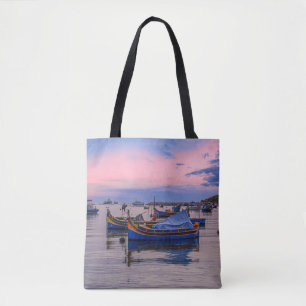 Tote Bag Coucher de soleil sur le port avec des bateaux de