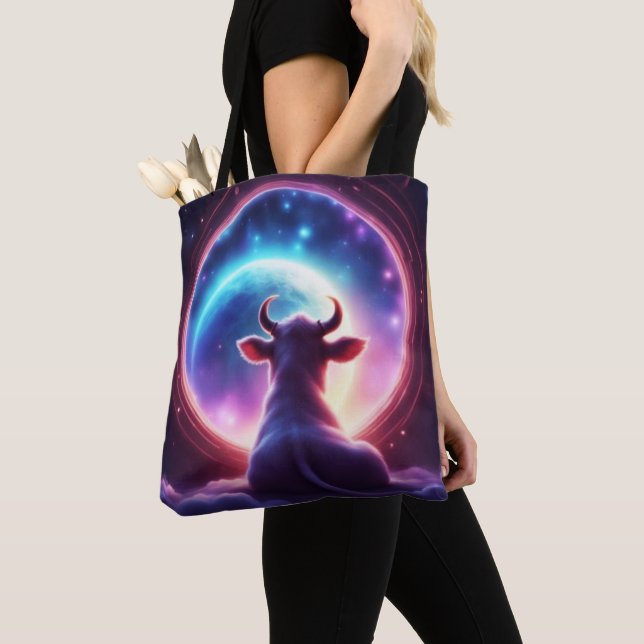 Tote Bag Cow in Space Looking at Earth Whimsical Rainbow (De près)