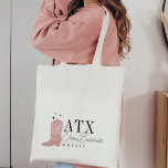 Tote Bag Cowboy Boot Personnalisé Austin Bachelorette Party<br><div class="desc">Bienvenue amis à votre soirée de bachelorette ou week-end de filles avec ces sacs fourre-tout personnalisés mignons. Design propose une botte de cow-boy rose rose poussiéreuse flanquée de minuscules étoiles, avec votre destination (avec ATX pour Austin, Texas) alignée à gauche en lettrage serif classique. Ajoutez votre nom ou votre nom...</div>