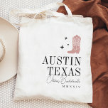 Tote Bag Cowboy Boot Personnalisé Bachelorette Party<br><div class="desc">Bienvenue amis à votre soirée de bachelorette ou week-end de filles avec ces sacs fourre-tout personnalisés mignons. Design dispose d'une botte de cowboy rose rose poussiéreuse flanquée de minuscules étoiles, avec votre destination (montrée avec Austin, Texas) alignée à droite en lettrage serif classique. Ajoutez votre nom ou votre nom d'événement...</div>