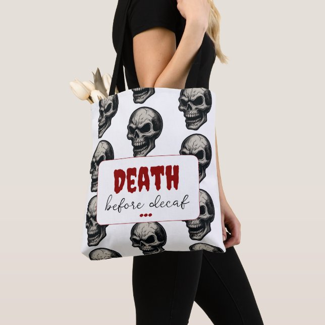 Tote Bag Crâne gothique "Mort avant décaf" | Éffrayant Funn (De près)