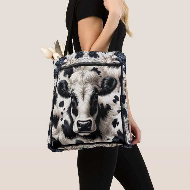 Tote Bag Cuir de vache noir et blanc Aspect fourrure peluch (De près)