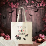 Tote Bag Cute Bats Coquette Bows Tricot ou Treat Halloween<br><div class="desc">Trio de chauves-souris mignonne "Trick or Treat" "Happy Halloween" avec un couple de chauves-souris à coquette rose arcs design de vacances en rose,  gris et noir. Conception composite par Holiday Hearts Designs.</div>