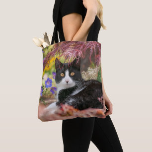 Tote Bag Cute chat noir blanc reposant sous un érablière -