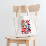 Tote Bag Cute Koala Chirstmas Nom personnalisé<br><div class="desc">Cute Koala Chirstmas Nom personnalisé Sac fourre-tout de vacances comprend une Koala mignonne portant un chapeau de Père Noël et foulard avec un sac Père Noël. Parfait pour les cadeaux de Noël,  fêtes de Noël et fêtes de fin d'année,  anniversaires et plus encore. Créé par Evco Studio www.zazzle.com/store/evcostudio</div>