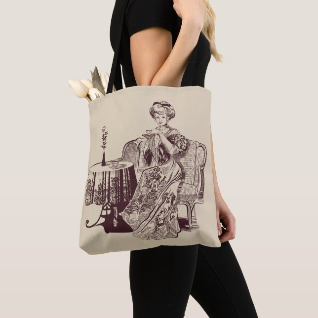 Tote Bag dame boit du thé (De près)