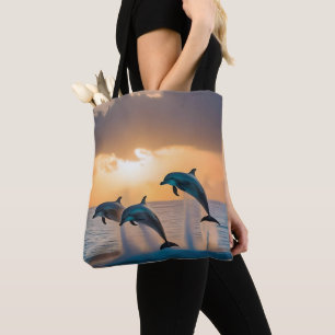 Tote Bag Danse au crépuscule : Trois dauphins sautent