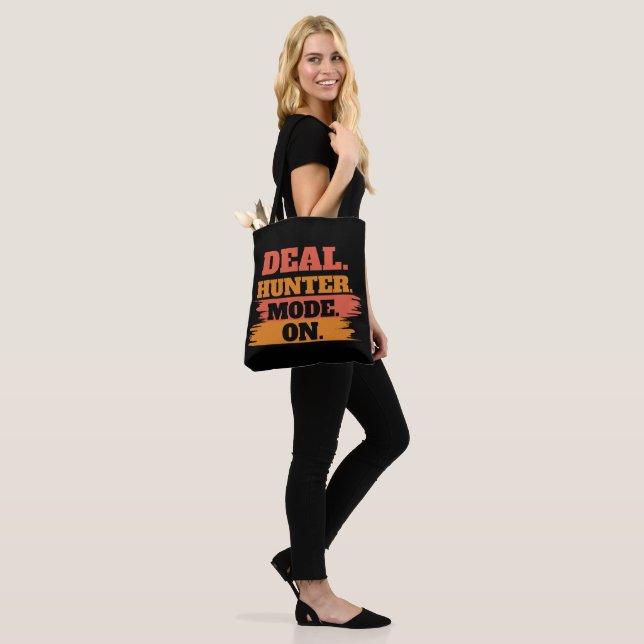 Tote Bag Deal Hunter Mode On – Funny Shopping Lover  (Sur le modèle)