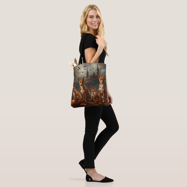 Tote Bag Délice de nuit d'Halloween pour Basenji (Sur le modèle)