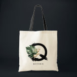 Tote Bag Demoiselle d'honneur Monstera Lettre Q Monogramme<br><div class="desc">Sac fourre-tout personnalisable avec monogramme lettre Q, motif de feuille tropicale de monstera aquarelle, feuille de faux or en feuille et accents de pinceau aquarelle noir. Personnalisez ce sac fourre-tout à monogramme tropical en ajoutant votre nom ou d'autres détails. Ce sac à monogramme lettre Q boho sera parfait comme cadeau....</div>