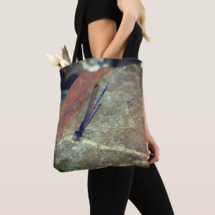 Tote Bag Demoiselle violette posant sur un rocher en gros p