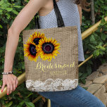 Tote Bag Dentelle de mariage de la dentelle de tournesol ru<br><div class="desc">Elégante rustique été ou automne mariage de automne élégante femme de chambre / femme d'honneur / fille de fleur sac fourre-tout sur burlap beige avec de beaux bouquets de tournesols en or jaune et des bordures de dentelle blanche sur les deux faces. Facile à personnaliser avec le nom de la...</div>