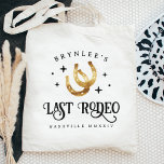 Tote Bag Dernier Rodeo Horseshoes Bachelorette Party<br><div class="desc">Bienvenue amis à votre cowgirl disco ou week-end de bachelorette à thème occidental avec ces sacs fourre-tout personnalisés mignons. Design propose une paire de fer à cheval flanquée d'étoiles rétro de style disco avec "dernier rodéo" en dessous. Ajoutez votre nom,  le nom du lieu et l'année.</div>