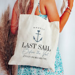 Tote Bag Dernière voile avant le Voile Nautique Bachelorett<br><div class="desc">Bienvenue invités à votre soirée nautique ou de bachelorette avec ces sacs fourre-tout personnalisés mignons. Le design présente l'illustration d'un navire bleu surmonté d'un petit coeur, avec deux lignes de texte personnalisé en dessous ; illustrée par "Dernière voile avant le voile". Ajoutez votre nom d'événement en bas, et l'année courbée...</div>
