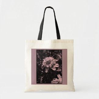 Tote Bag Des fleurs roses. Clematis. Design élégant.