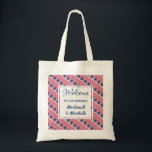 Tote Bag Destination Mariage Bienvenue USA AMERICA Custom<br><div class="desc">Un grand cadeau de bienvenue pour vos invités à votre mariage de destination AMERICAN. Design affiche le drapeau des Etats-Unis dans un motif carrelé, et un panneau central où vous pouvez customiser votre salutation, événement et ajouter votre(s) nom(s) ou texte. Un cadeau de Merci idéal lorsque vous ajoutez des informations...</div>