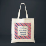 Tote Bag Destination Mariage Bienvenue USA AMERICA Custom<br><div class="desc">Un grand cadeau de bienvenue pour vos invités à votre mariage de destination AMERICAN. Design affiche le drapeau des Etats-Unis dans un motif carrelé, et un panneau central où vous pouvez customiser votre salutation, événement et ajouter votre(s) nom(s) ou texte. Un cadeau de Merci idéal lorsque vous ajoutez des informations...</div>