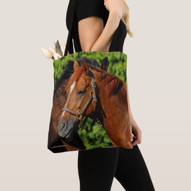 Tote Bag Deux beaux chevaux de châtaignes au soleil (De près)