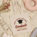 Tote Bag Diplômé d'or Maroon Personnalisé 2023 Graduation<br><div class="desc">Ce marron moderne et doré coutume sac fourre-tout senior senior comprend votre nom de lycée ou de collège pour la classe de 2023. Customisez avec votre année de graduation sous le script manuscrit chic et le casquette noir grad pour une grande fête de graduation personnalisée faveur cadeau.</div>