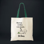 Tote Bag Dr. Seuss Œufs verts et jambon espagnol<br><div class="desc">Cette conception présente le titre espagnol de l'histoire classique du Dr. Seuss, "Huevos verdes con jamón" (Les Œufs verts au jambon). L'œuvre d'art représente le personnage sceptique Guy-Am-I en train de fixer le regard sur l'assiette emblématique d'œufs verts et de jambon. Complète avec le logo authentique du Dr. Seuss en...</div>