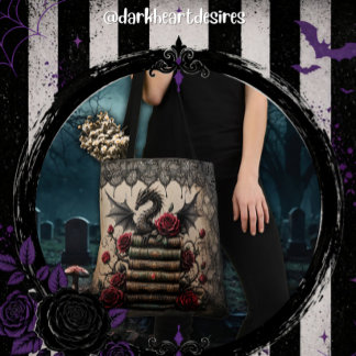 Tote Bag Dragon sur pile de livres avec roses
