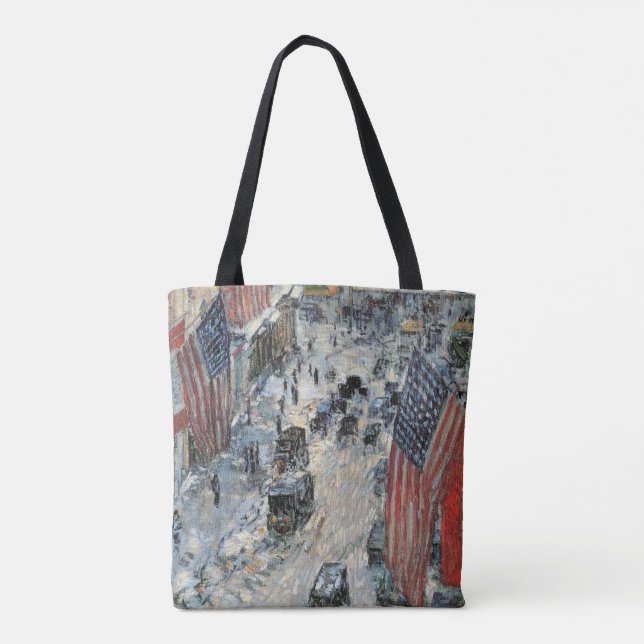 Tote Bag Drapeaux sur la 57e Rue par Frederick Childe Hassa (Dos)
