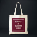 Tote Bag Drôle Mère de l'épouse Citation | Merlot rouge<br><div class="desc">Ce fourre-tout chic et drôle conviendra parfaitement à la mère de la mariée qui survit au mariage ! Un dessin couleur merlot rouge dit "J'ai survécu au mariage de ma fille".</div>