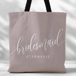 Tote Bag Dusty Lavender Bridesmaid Script moderne<br><div class="desc">Faites part de votre appréciation à votre fête de mariée avec ce sac fourre-tout élégant et poussiéreux de servante pourpre lavande. Doté d'un script moderne et personnalisable avec le nom de votre femme de chambre, ce sac fourre-tout est à la fois pratique et élégant. La couleur douce et le design...</div>