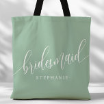 Tote Bag Dusty Mint Bridesmaid Script moderne<br><div class="desc">Faites part de votre appréciation à votre fête de mariée grâce à ce sac fourre-tout élégant à la menthe verte et poussiéreuse. Doté d'un script moderne et personnalisable avec le nom de votre femme de chambre, ce sac fourre-tout est à la fois pratique et élégant. La couleur douce et le...</div>