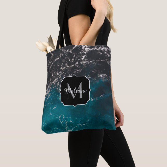 Tote Bag Eau sombre noir bleu mousse ondulée Monogramme (De près)