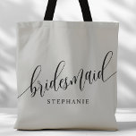 Tote Bag Éclaireur gris doux Script moderne<br><div class="desc">Faites part de votre appréciation à votre fête de mariée avec ce sac fourre-tout élégant et gris. Doté d'un script moderne et personnalisable avec le nom de votre femme de chambre, ce sac fourre-tout est à la fois pratique et élégant. La couleur douce et le design chic le rendent parfait...</div>