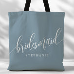 Tote Bag Écran moderne de la servante d'éclairage bleu Dust<br><div class="desc">Faites part de votre appréciation à votre fête de mariée grâce à ce sac fourre-tout élégant de femme de chambre bleu poussiéreux. Doté d'un script moderne et personnalisable avec le nom de votre femme de chambre, ce sac fourre-tout est à la fois pratique et élégant. La couleur douce et le...</div>