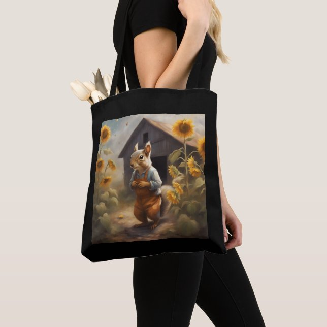 Tote Bag Écureuil fermier devant des tournesols de grange (De près)