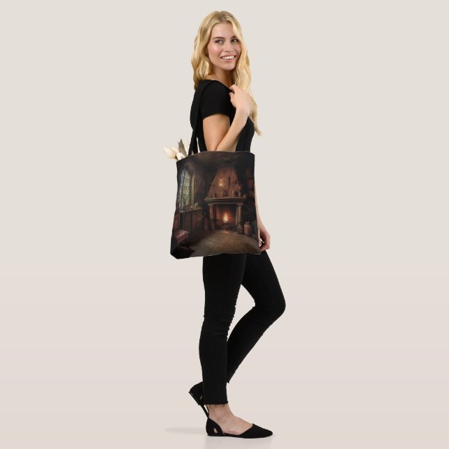 Tote Bag Eerie Seclusion (Sur le modèle)