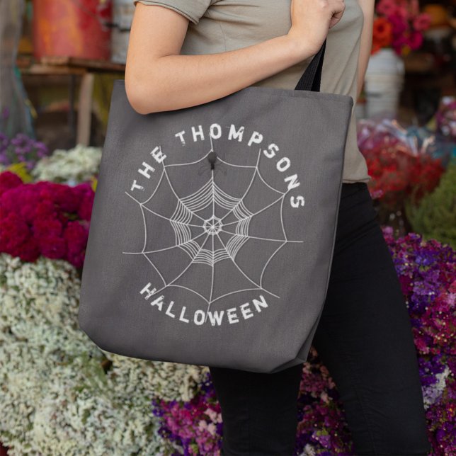 Tote Bag Éffrayant Spider dans Spider Web Personnalisé (Personalized spider web Halloween tote bag with custom family name and spooky spider design.)