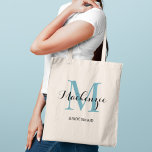 Tote Bag Elégant Aqua Blue Custom Wedding Bridesmaid Nom<br><div class="desc">Le sac fourre-tout de mariage personnalisé élégant dispose d'un design personnalisé de typographie monographique avec nom de script de calligraphie moderne et serif monogramme initial en aqua / bleu turquoise et noir couleurs. Inclut le texte personnalisé pour un titre de parti nuptial comme "BRIDESMAID" ou d'autres termes préférés.</div>