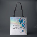 Tote Bag Elégant Argent Arc-en-ciel et Mariage Papillon ble<br><div class="desc">Concevez vos propres élégants sacs fourre-tout de papillons modèles personnalisés avec un modèle do-it-yourself facile à utiliser. Customisez le devant avec vos noms, une date et éventuellement ajouter du texte personnalisé au dos dans un élégant script de calligraphie. Vous préférez une autre typographie ? Vous pouvez éditer les polices modernes...</div>