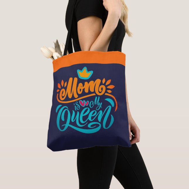 Tote Bag Elegant Design Typografy Maman Is My Queen (De près)