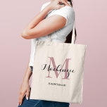 Tote Bag Élégant Dusty Rose Custom Wedding Bridesmaid Nom<br><div class="desc">Le sac fourre-tout de mariage personnalisé élégant est doté d'un design personnalisé de typographie monographique avec un nom de script de calligraphie moderne et un monogramme serif initial en rose poussiéreux / mauve rose et noir couleurs. Inclut le texte personnalisé pour un titre de parti nuptial comme "BRIDESMAID" ou d'autres...</div>