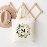 Tote Bag Élégant Monogramme de fleurs blanches et blanches<br><div class="desc">Améliorez votre jeu fourre-tout avec nos sacs fourre-tout personnalisés Blush Floral élégants. Le sac fourre-tout élégant est doté de votre monogramme personnalisé ou initial entouré d'une couronne de fleurs d'aquarelle rose et blanche, complétée par une végétation luxuriante. Les sacs fourre-tout de couronne fleurie sont parfaits pour la future mariée, femme...</div>