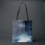 Tote Bag Élégant Monogramme de la fête de mariée bleu marin<br><div class="desc">Sac fourre-tout personnalisé élégant pour offrir vos demoiselles d'honneur. C'est un beau tableau abstrait d'aquarelle en bleu marine ombre avec nom personnalisé et initiale. Le nom est écrit en caractères de script modernes. Un grand cadeau pour vos demoiselles d'honneur qu'elles peuvent utiliser non seulement le jour de votre mariage, mais...</div>