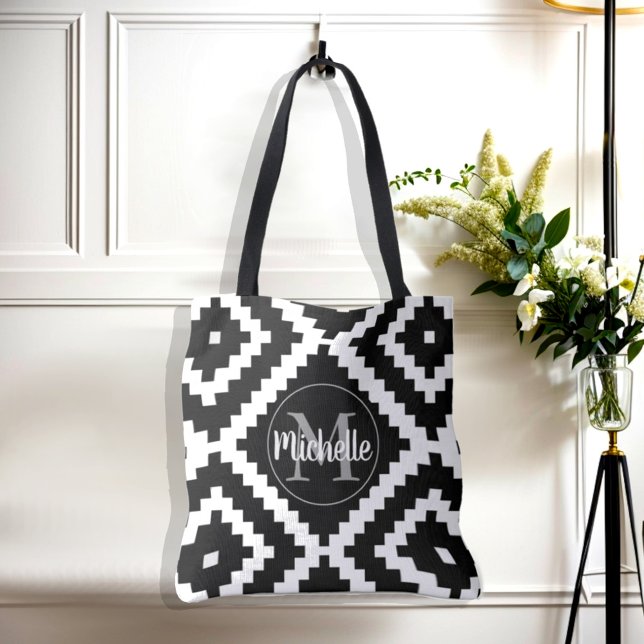 Tote Bag Élégant Monogramme géométrique noir et blanc (Elegant black and white geometric pattern monogram name initial tote bag. )