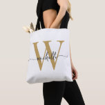 Tote Bag Élégant Monogramme Personnalisé Fille en Or Blanc<br><div class="desc">Sac fourre-tout personnalisé élégant, moderne et féminin, avec monogramme initial et nom de style script élégant, blanc et or. Ce design présente votre prénom dans une jolie typographie de style lettrage manuscrit avec fioritures (ou calligraphie) avec monogramme initial en or et noir sur fond blanc. Cadeau féminin idéal pour un...</div>