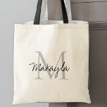 Tote Bag Élégant Monogramme personnalisé noir<br><div class="desc">Ce sac fourre-tout moderne et élégant est doté d'un monogramme élégant et d'un nom en typographie de script. Il est facilement personnalisable et fera un grand cadeau pour votre mariage,  servante d'honneur,  demoiselles d'honneur,  mères de la mariée et du marié,  et fille de fleurs apprécieront tous ce présent réfléchi.</div>
