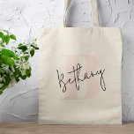 Tote Bag Élégant Monogramme rose pâle moderne<br><div class="desc">Un monogramme écrit à la main dans un style élégant en noir informel typographie de script décontracté sur une première lettre rose vif surdimensionnée. Le texte peut facilement être customisé pour un design aussi unique que vous êtes !</div>