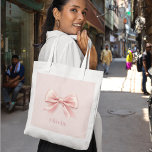 Tote Bag Elégant Pastel Rose Bow & Nom Personnalisé<br><div class="desc">Portez vos essentiels dans le style avec cet élégant sac fourre-tout rose pastel, avec un design d'arc délicat et votre nom personnalisé. Parfait pour un usage quotidien, des sorties shopping ou comme un sac de plage chic, ce fourre-tout est à la fois fonctionnel et à la mode. Le matériau de...</div>