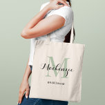 Tote Bag Élégant Sage Green Mariage personnalisé Nom de la<br><div class="desc">Le sac fourre-tout de mariage personnalisé élégant est doté d'un design personnalisé de typographie monographique avec nom de script de calligraphie moderne et serif monogramme initial en couleur vert et noir sauge de laurier. Inclut le texte personnalisé pour un titre de parti nuptial comme "BRIDESMAID" ou d'autres termes préférés.</div>