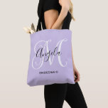 Tote Bag Élégant Script Monogram Pale Lavender Bridesmaid<br><div class="desc">Monographie personnalisée pour fille avec un script de calligraphie sophistiqué appariant en lavande pâle, noir et blanc. Créez votre propre cadeau de remerciement pour une demoiselle d'honneur. Customisez les couleurs de l'arrière - plan et de la police pour qu'elles correspondent à votre palette de mariages. Il se peut que l'épanouissement...</div>