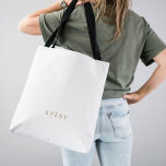 Tote Bag Élégant script or Monogramme femme de chambre<br><div class="desc">Cet élégant sac fourre-tout de femme de chambre monogrammed en or est le cadeau parfait pour elle. Le design minimaliste or et blanc présente une typographie romantique avec style glamour moderne. Personnalisable dans n'importe quelle couleur. Gardez le design minimal et élégant, tel quel, ou personnalisez-le en ajoutant vos propres graphiques...</div>